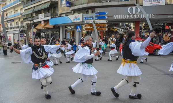 Αναβίωσε τα “Ρουγκάτσια” το Λύκειο Ελληνίδων στους δρόμους της Βέροιας